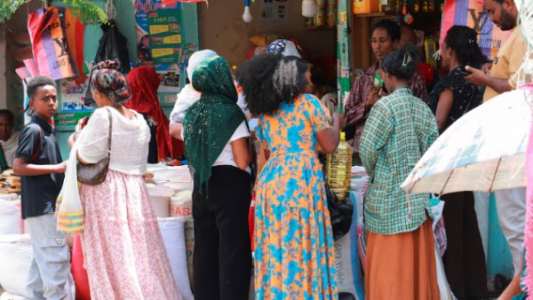 سكان إقليم تيجراي يتسوقون الأدوات المنزلية- صورة أرشيفية