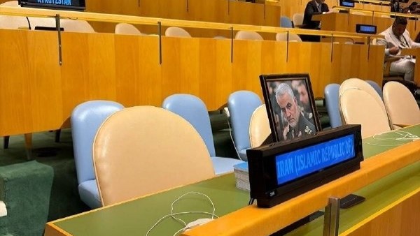 الوفد الإيراني يغادر قاعة الأمم المتحدة قبل بدء كلمة نتنياهو تاركا صورة قاسم سليماني 