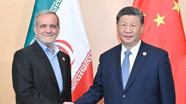 الرئيس الصيني شي جين بينغ ونظيره الإيراني مسعود بزشكيان