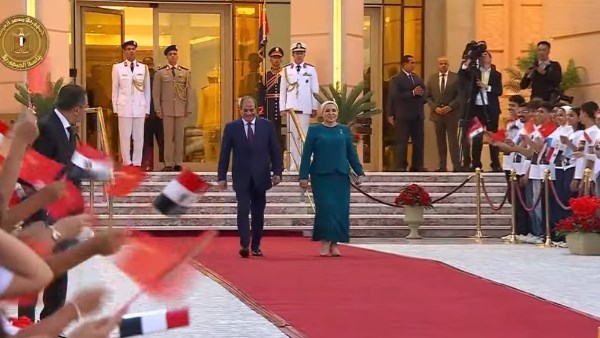 الرئيس السيسي والسيدة قرينته يستقبلان الرئيس الصيني وقرينته في مطار القاهرة