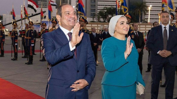 الرئيس السيسي والسيدة قرينته يستقبلان رئيس الصين وقرينته في مطار القاهرة بمراسم حافلة