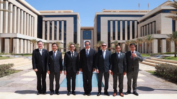 وزير الصحة  يستقبل وزير الدولة لوزارتي الداخلية والخارجية بسنغافورة 
