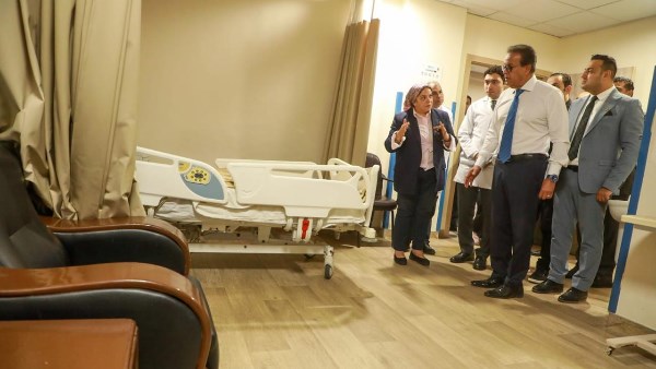 وزير الصحة يتفقد القسم المطور بمستشفى دار الشفاء ويوجه بإجراء فحص الماموجرام للسيدات المترددات