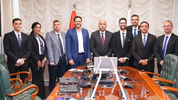 وزير العمل مع شباب المتطوعين