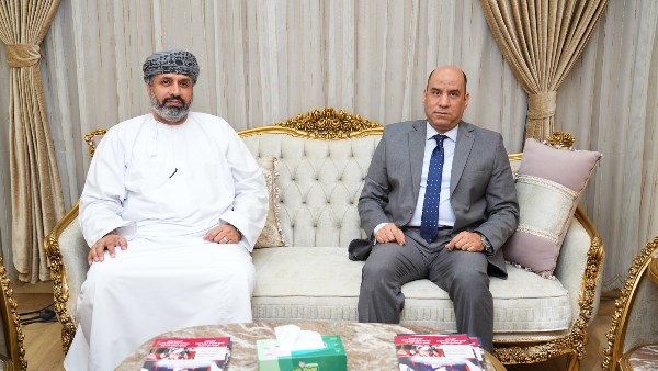 وزير العمل ونظيره العماني