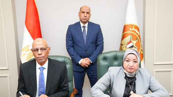 جانب من التوقيع