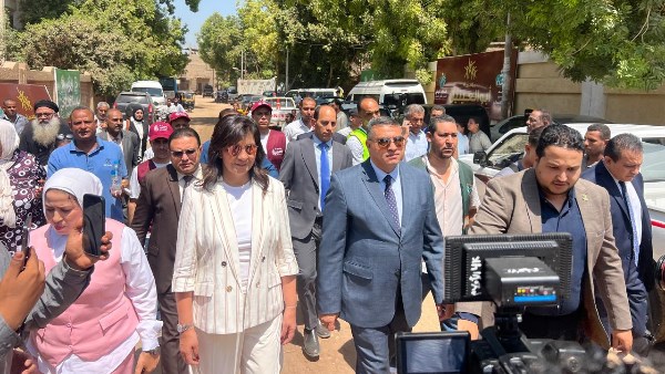 السفيرة نبيلة مكرم ومحافظ قنا يتفقدان مشاركة مؤسسة أبو العينين في قافلة «إيد واحدة»