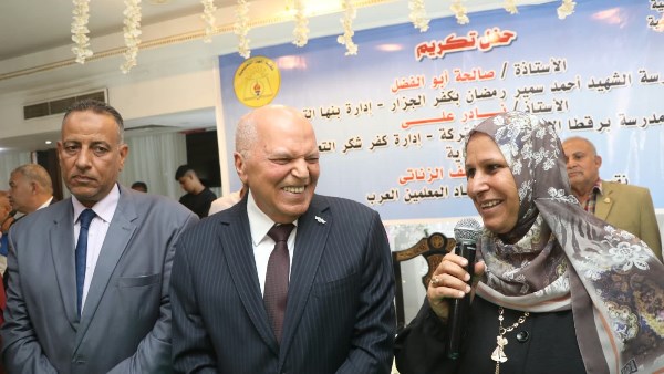 نقيب المعلمين يتوسط الأستاذة صالحة أبو الفضل ونادر علي 