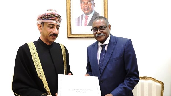 سفير عُمان لدى جمهورية أنجولا يقدم أوراق اعتماده