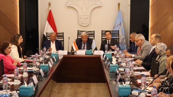 جانب من المائدة المستديرة