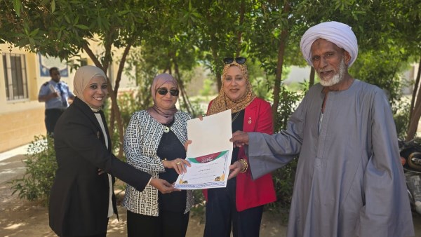 كوثر محمود تكرم سيد موسى لتبرعه بأشجار