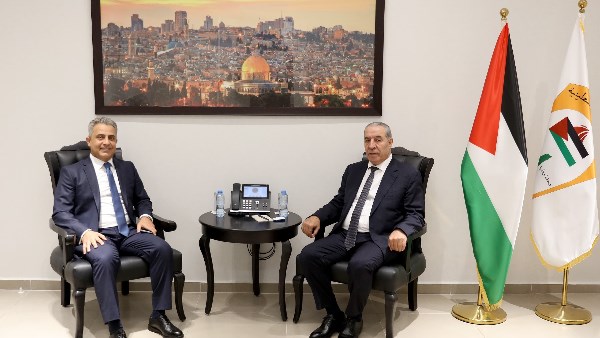 حسين الشيخ يستقبل السفير المصري