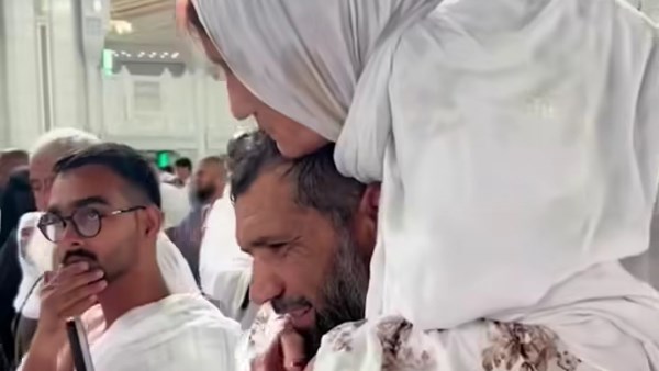الشاب وامه