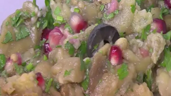 صحية ولذيذة... طريقة عمل سلطة باذنجان يوناني