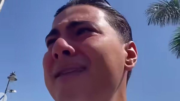 شاب يستغيث 
