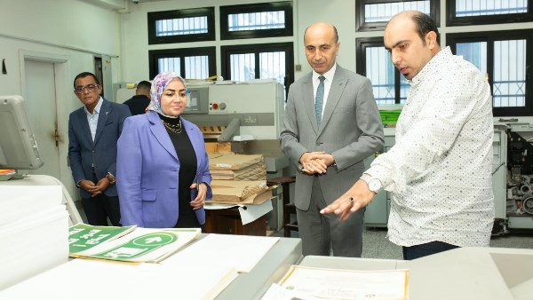 رئيس جامعة دمنهور يتفقد وحدة الطبع والنسخ