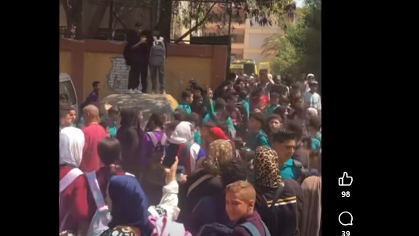 سقوط بوابة مدرسة