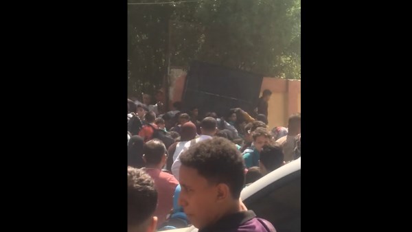 سقوط بوابة مدرسة