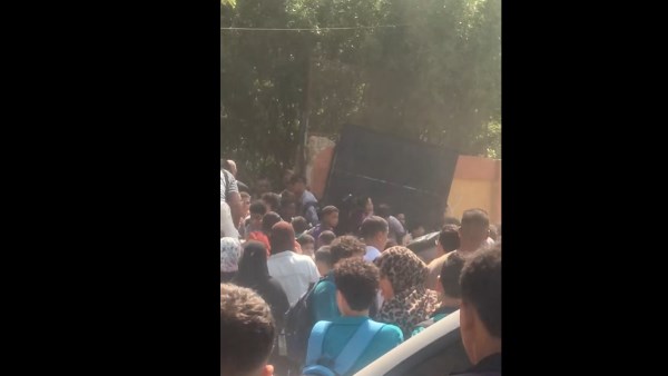 سقوط بوابة مدرسة