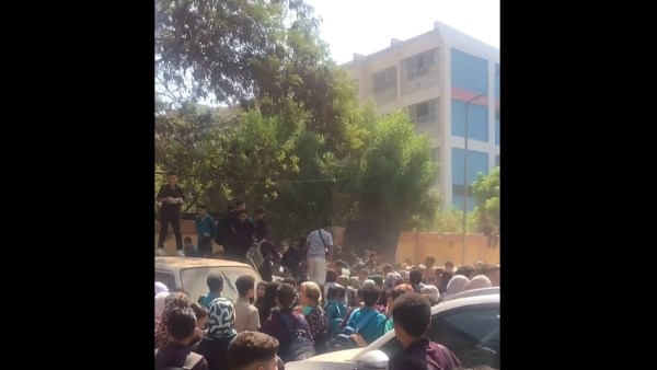 سقوط بوابة مدرسة