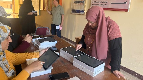 وصول أجهزة تابلت أولى ثانوي للمدارس