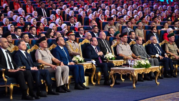 الرئيس السيسي يشاهد فيلما تسجيليا بعنوان “البداية” في حفل تخرج الدورة 6 للجهات القضائية من الأكاديمية العسكرية