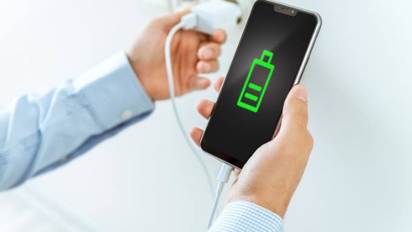6 طرق بديلة لشحن هاتفك بدون كهرباء