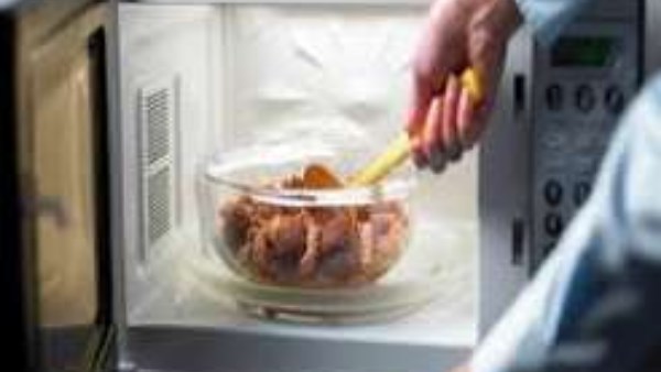 أضرار تسخين الطعام في أوانٍ غير مخصصة للميكروويف 