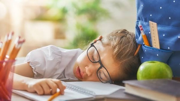 طفلك بيرجع من المدرسة تعبان؟ 7 أسباب وراء الإرهاق اليومي 