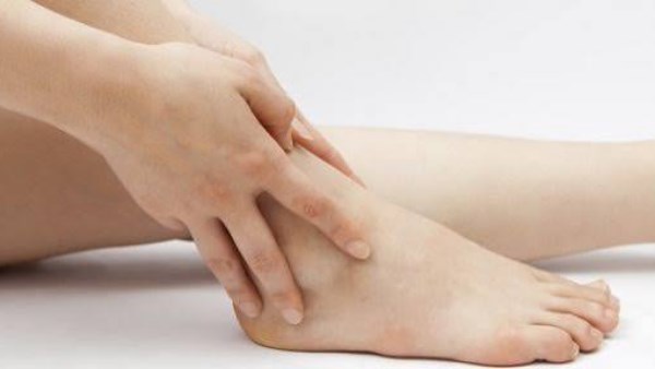 لو رجلك بتورم آخر اليوم.. متى يكون الأمر طبيعيًا ومتى يحتاج لطبيب؟ 