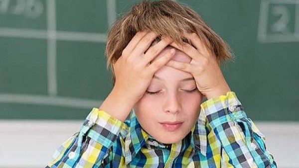 صداع طفلك بعد المدرسة.. الشنطة أم قلة النوم؟ 