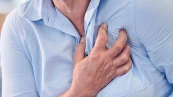 من ألم المعدة إلى العرق البارد.. أعراض غريبة قد تنذر بجلطة القلب 