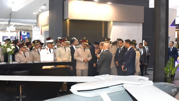 وزير الدفاع ورئيس الأركان يتفقدان أجنحة معرض العلمين الدولي للطيران والفضاء