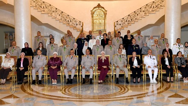 وزير الدفاع يكرم عددا من القادة الذين أوفوا العطاء بالقوات المسلحة
