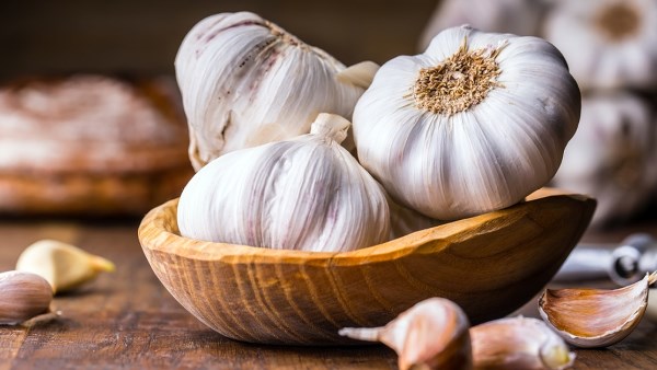 سر الحفاظ على الثوم أبيض وفاتح.. طريقة بسيطة لتخزينه ومنع فساده