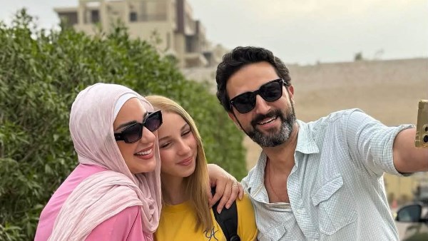 اسما رفقة ابنتها وطليقها من اول يوم دراسي