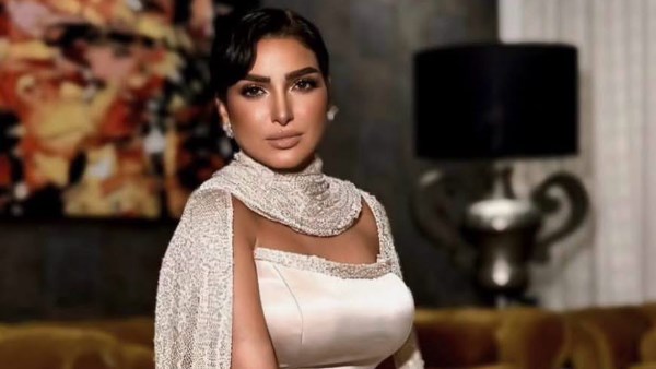 روجينا تخطف الأنظار بفستان جرئ وكاب شفاف في أحدث ظهور لها