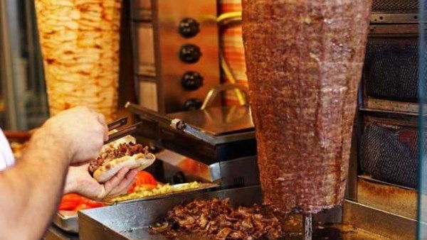 لا تصلح للاستهلاك الإدامى.. شيف يكشف كوارث عن سيخ الشاورما