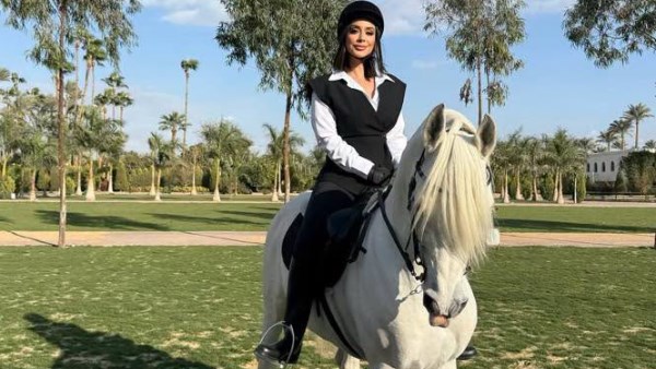  بسنت شوقى تثير الجدل بملابس الخيل