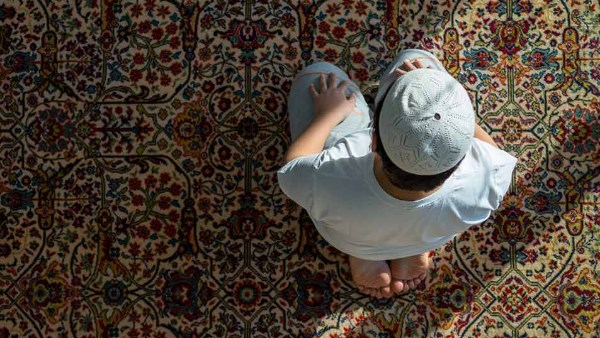 الجثو على الركبتين عند الدعاء