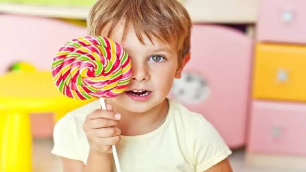 دكتورة تكشف عن بدائل صحية للحلوى في اللانش بوكس