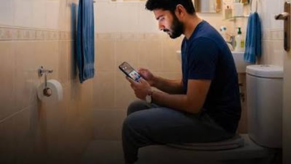 دكتور يحذر من الجلوس طويلا في الحمام واستخدام الهاتف
