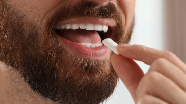دراسة تكشف علاقة بين مضغ العلكة وصحة القلب