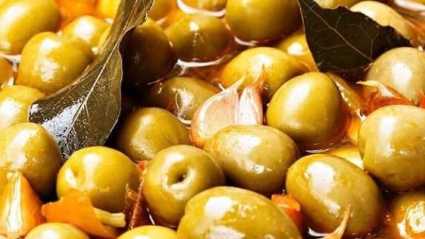 طريقة عمل مخلل الزيتون التفاحي