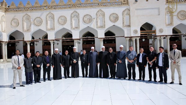مدير الجامع الأزهر يستقبل وفد مجلس الأساقفة الكاثوليك بالفلبين لتعزيز الحوار وبناء السلام