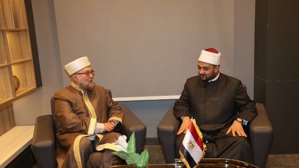 أمين الأعلى للشئون الإسلامية يلتقي مفتي إستونيا على هامش مؤتمر دار الإفتاء