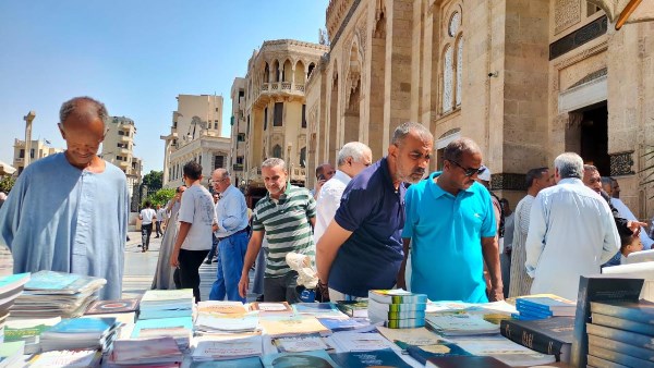 إقبال جماهيري كبير على معارض إصدارات الأعلى للشئون الإسلامية