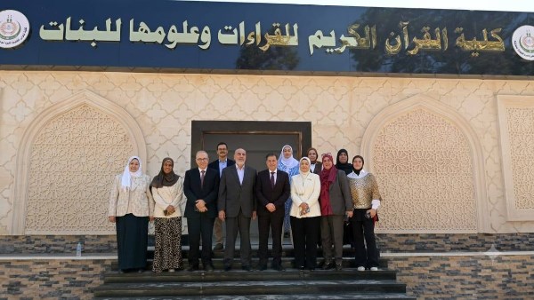 نائب رئيس جامعة الأزهر يتفقد كلية القرآن الكريم للبنات مع انطلاق العام الدراسي