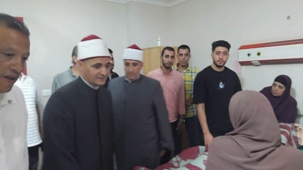رئيس الغربية الأزهرية يطمئن على طالبة أصيبت في حادث سير