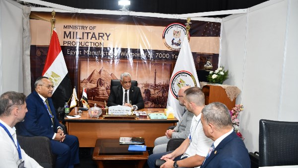 وزير الإنتاج الحربي يستقبل ممثلي عدد من الشركات بجناح الوزارة بمعرض الدفاع الأول بالبوسنة
